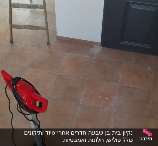 מכונת פוליש אדומה על רצפה עם אריחים חומים